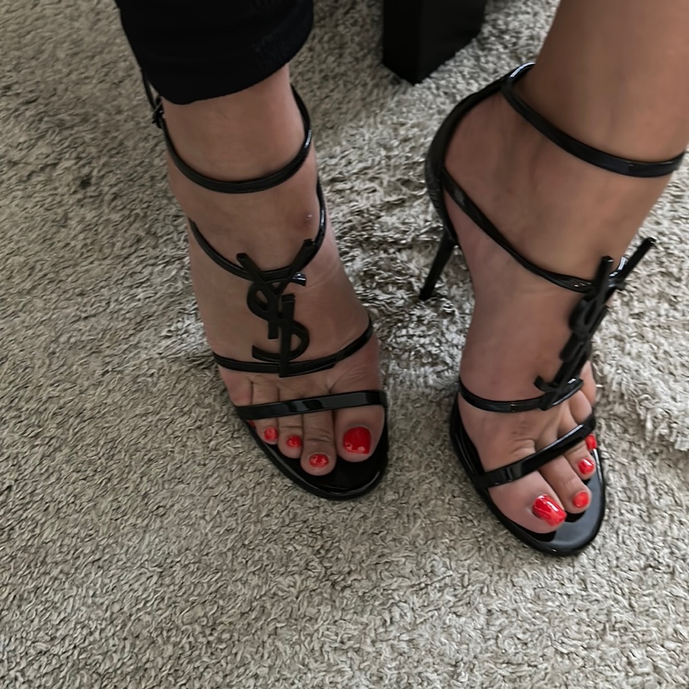 YSL CASSANDRA SANDALS IN PATENT LEATHER WITH BLACK MONOGRAM